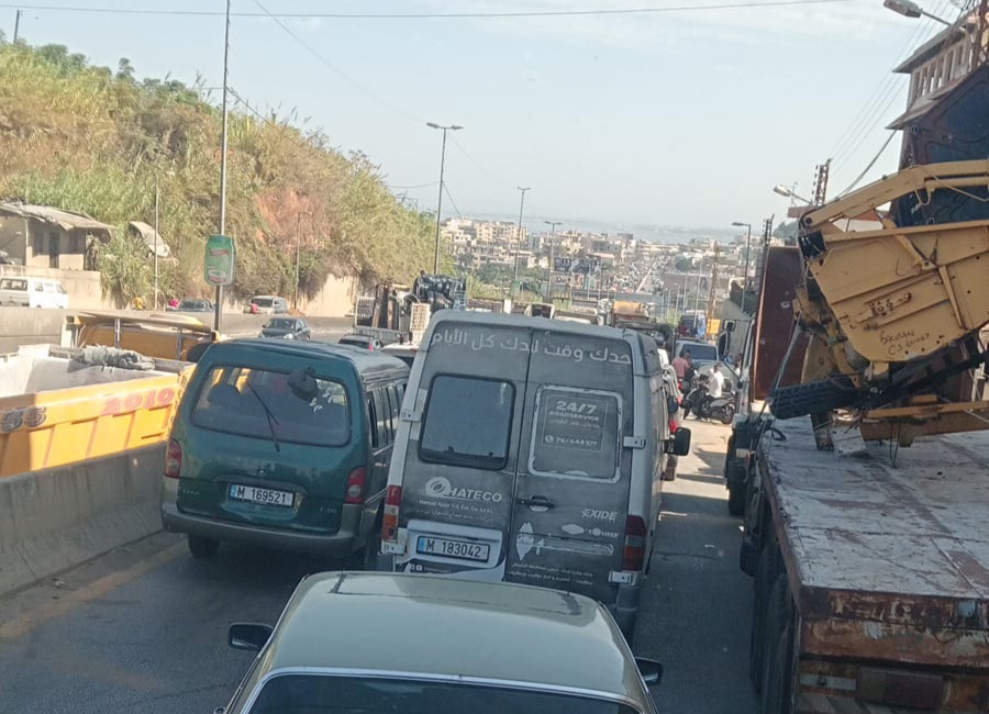 طريق المحمرة مقفلة منذ الصباح... بالصور هذا ما يجري